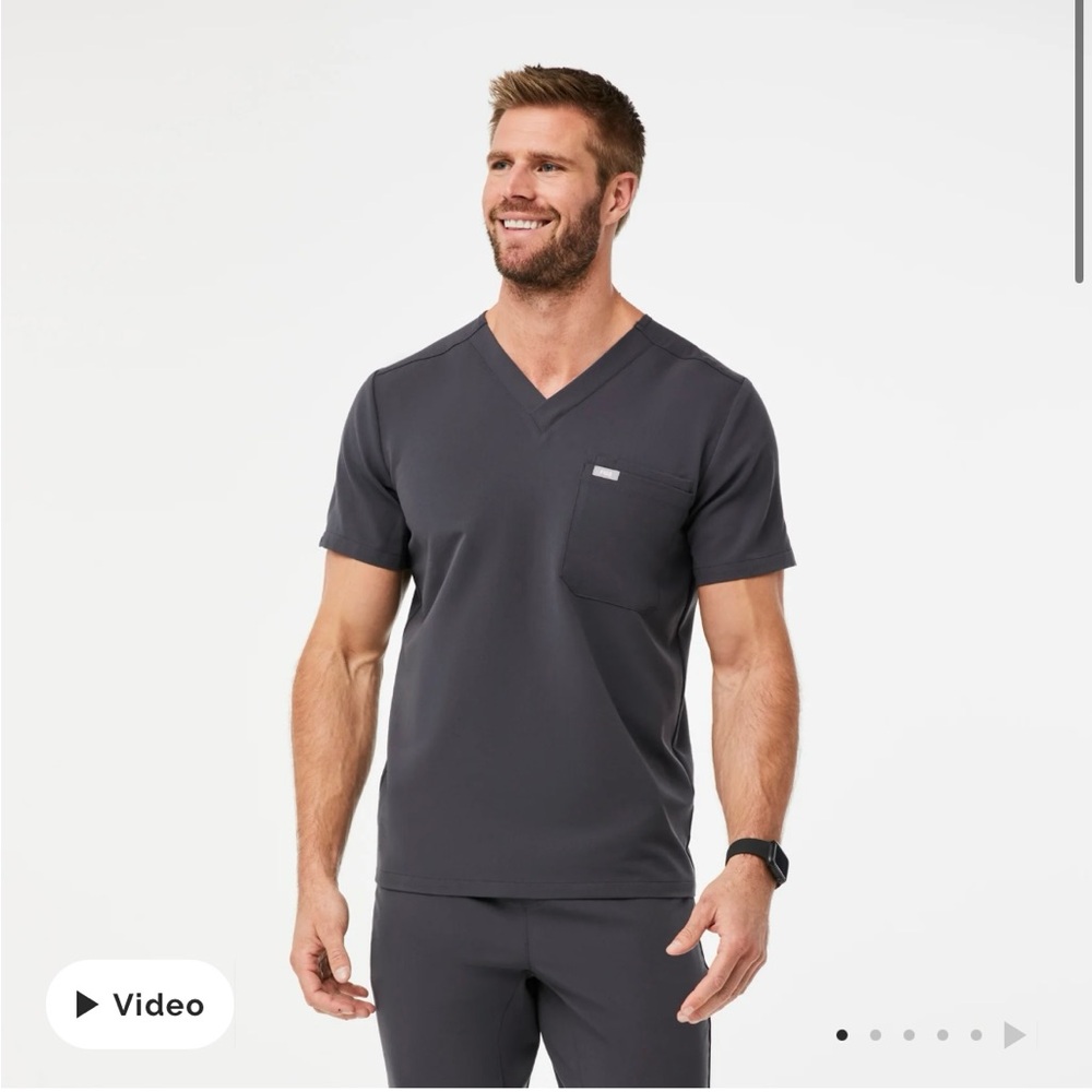 Figs men’s charcoal Leon three-pocket scrub top